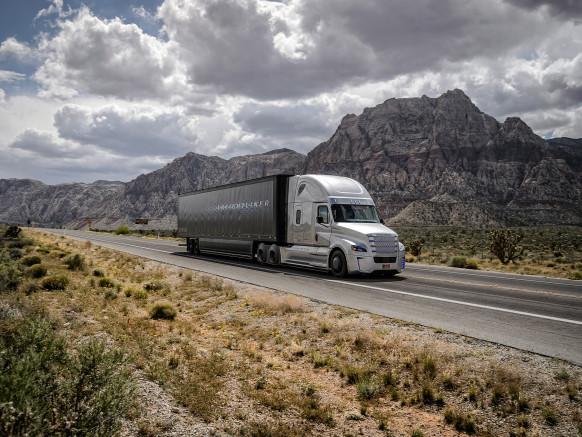 全球第一辆拿到车牌的自动驾驶卡车可长途运输