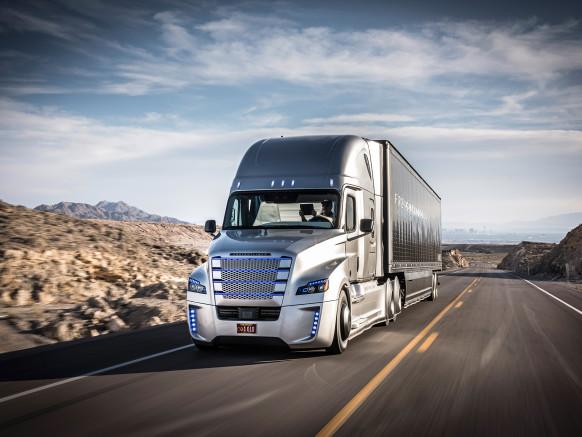 全球第一辆拿到车牌的自动驾驶卡车可长途运输